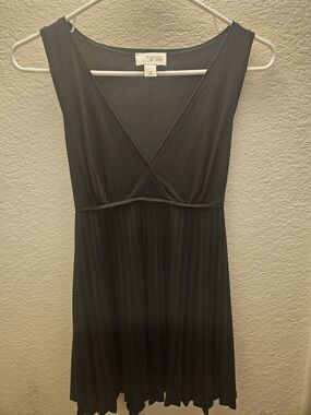 LOFT Black Sleeveless V-Neck Pleated Top